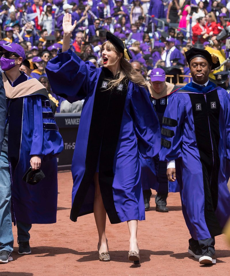 Taylor Swift at NYU Graduation Ceremony Class of 2022 — photo 121
