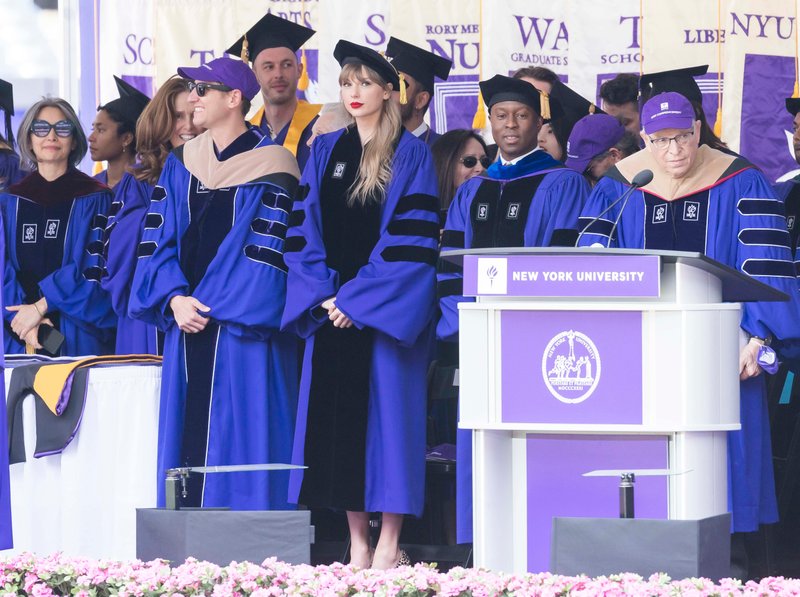 Taylor Swift at NYU Graduation Ceremony Class of 2022 — photo 122