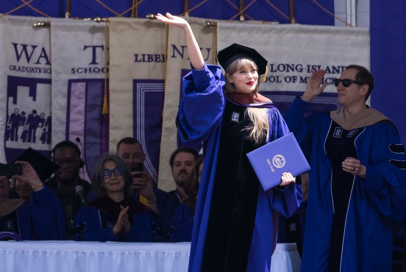Taylor Swift at NYU Graduation Ceremony Class of 2022 — photo 123