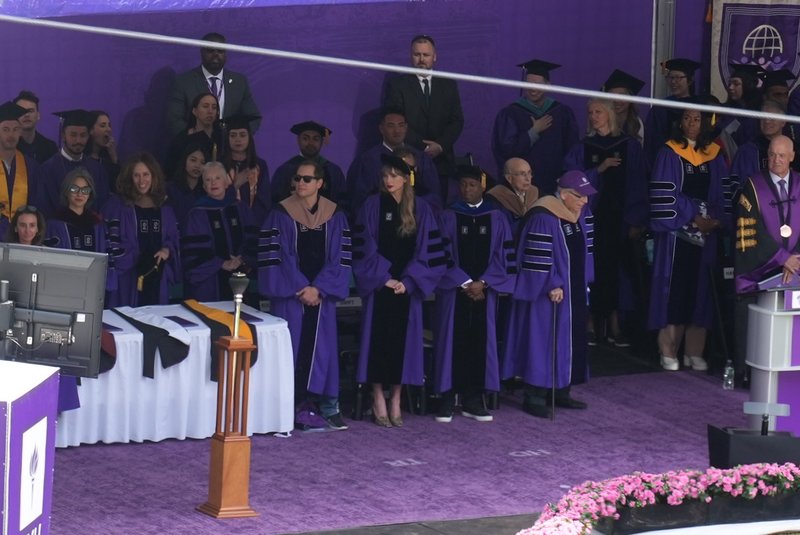 Taylor Swift at NYU Graduation Ceremony Class of 2022 — photo 126