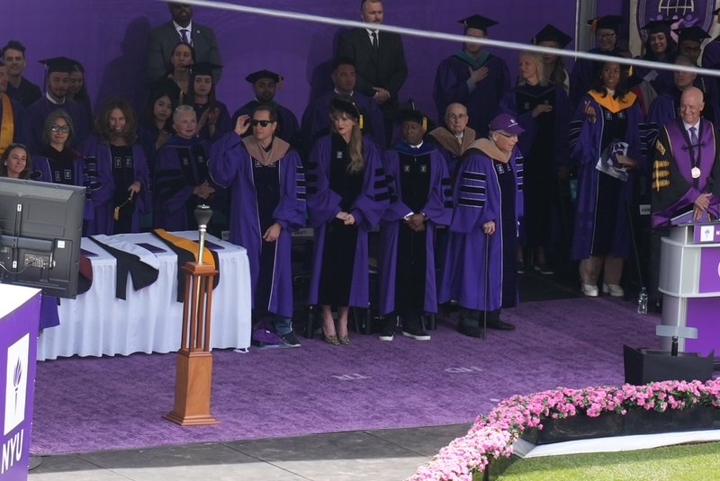 Taylor Swift at NYU Graduation Ceremony Class of 2022 — photo 127