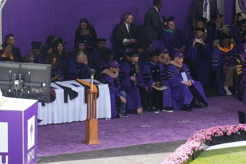 Taylor Swift at NYU Graduation Ceremony Class of 2022 — photo 128