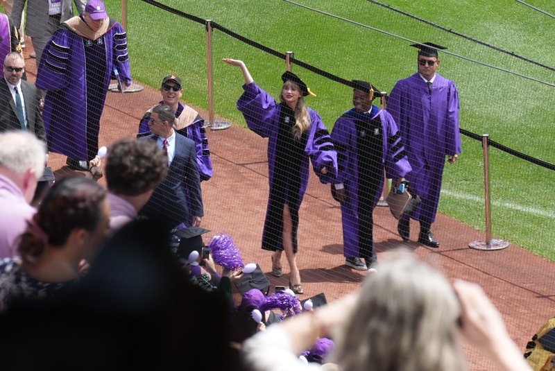 Taylor Swift at NYU Graduation Ceremony Class of 2022 — photo 130