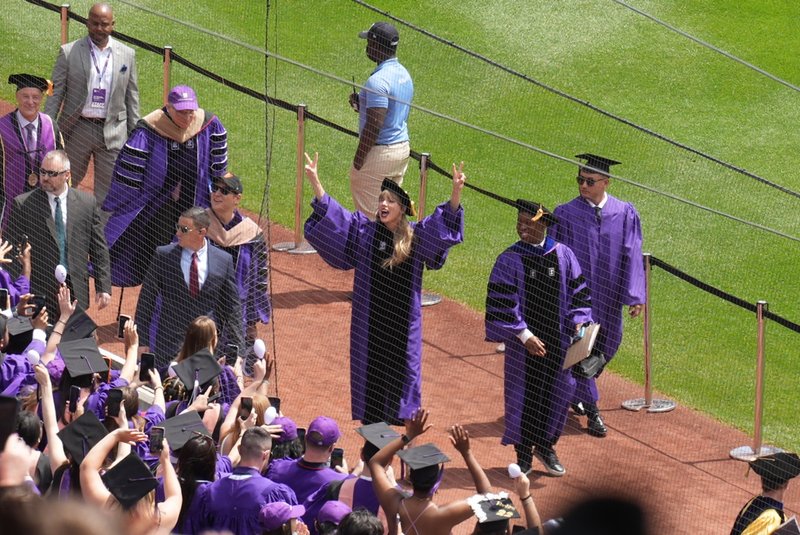 Taylor Swift at NYU Graduation Ceremony Class of 2022 — photo 131