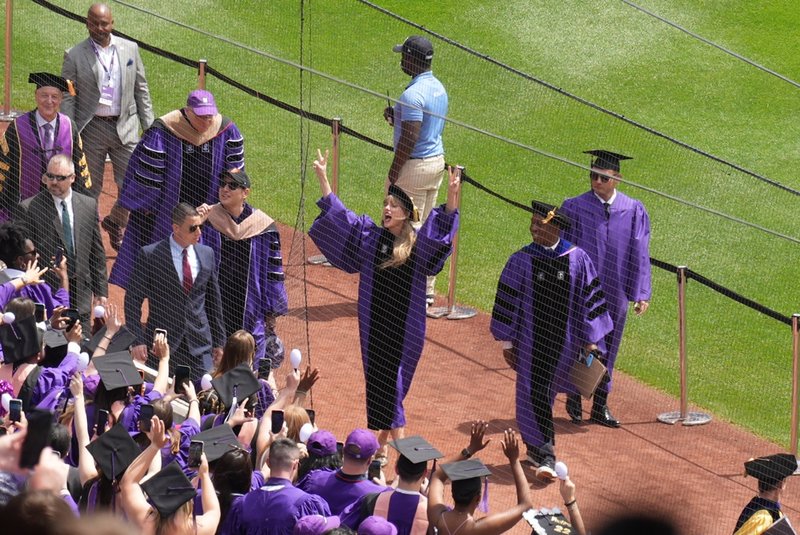 Taylor Swift at NYU Graduation Ceremony Class of 2022 — photo 132