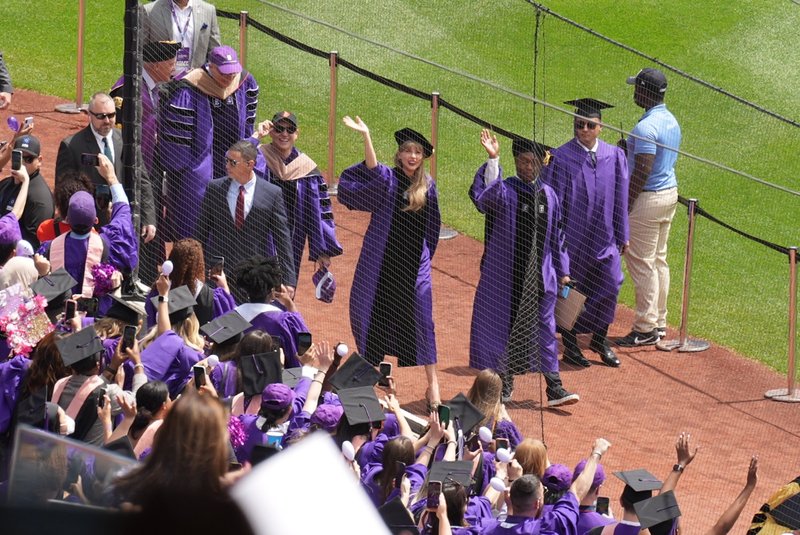 Taylor Swift at NYU Graduation Ceremony Class of 2022 — photo 134
