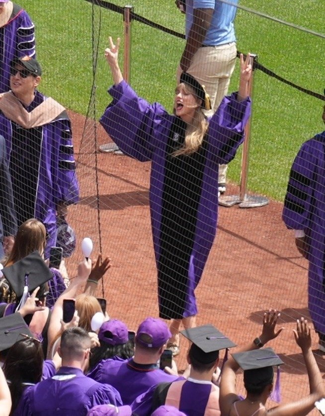 Taylor Swift at NYU Graduation Ceremony Class of 2022 — photo 136