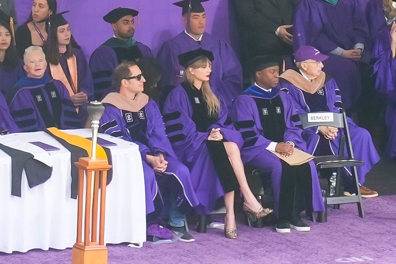 Taylor Swift at NYU Graduation Ceremony Class of 2022 — photo 137