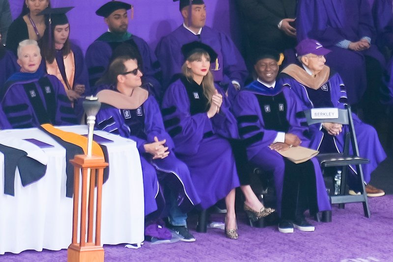 Taylor Swift at NYU Graduation Ceremony Class of 2022 — photo 138