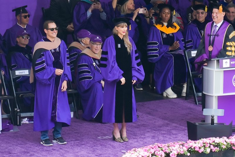 Taylor Swift at NYU Graduation Ceremony Class of 2022 — photo 139