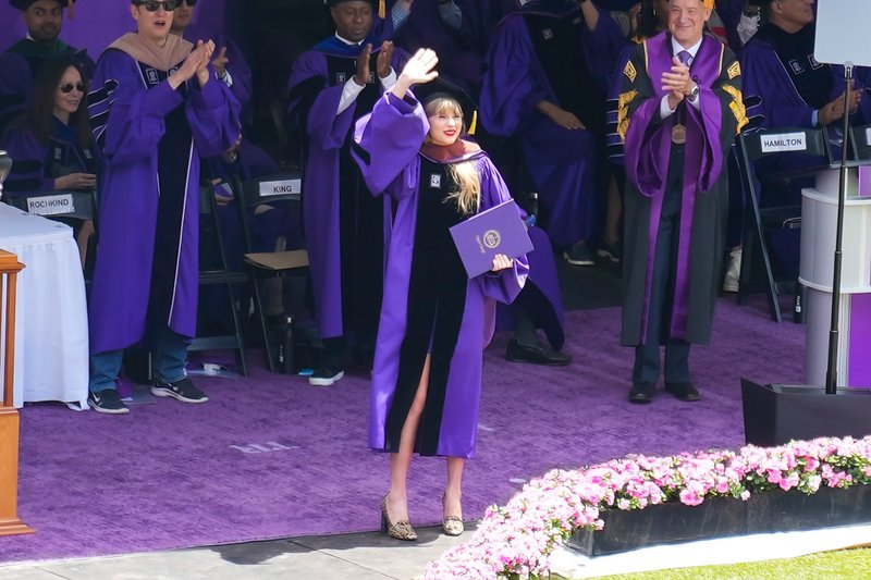 Taylor Swift at NYU Graduation Ceremony Class of 2022 — photo 140