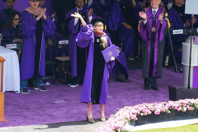 Taylor Swift at NYU Graduation Ceremony Class of 2022 — photo 141