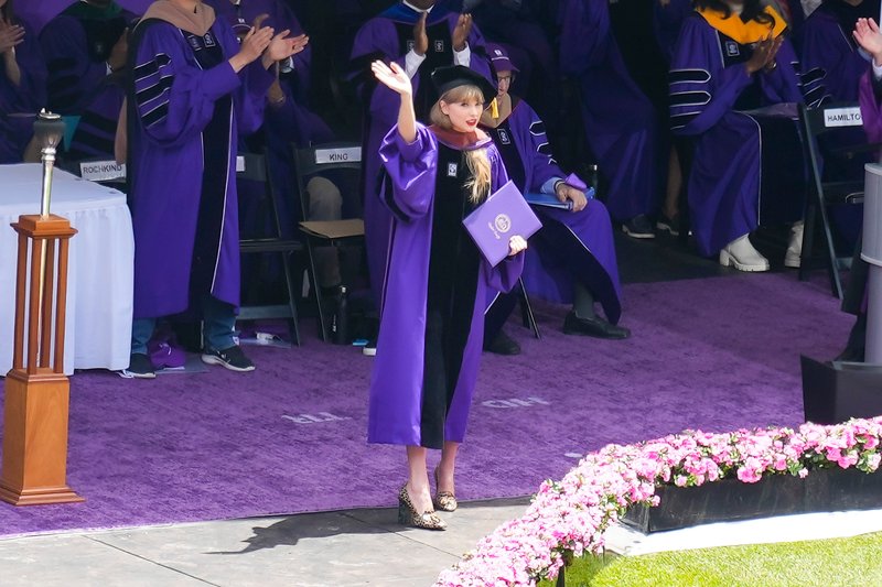 Taylor Swift at NYU Graduation Ceremony Class of 2022 — photo 143