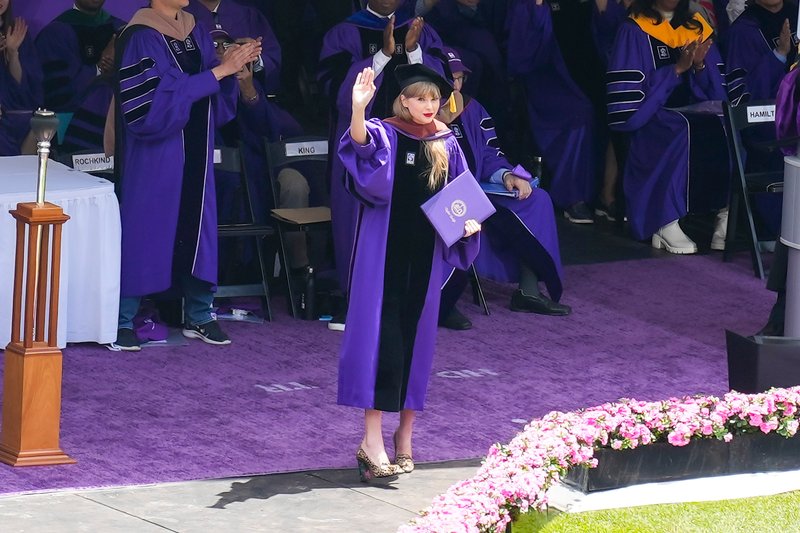 Taylor Swift at NYU Graduation Ceremony Class of 2022 — photo 144