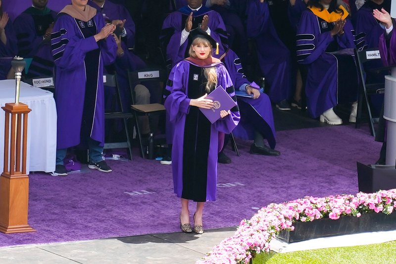 Taylor Swift at NYU Graduation Ceremony Class of 2022 — photo 145