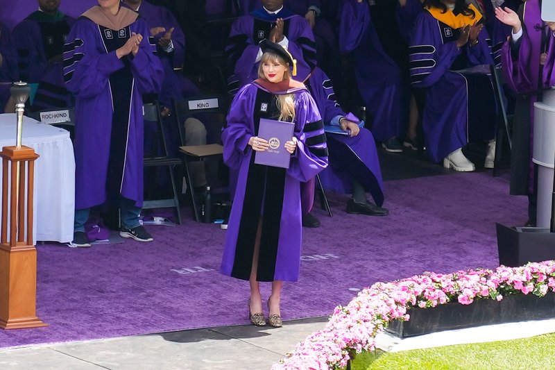 Taylor Swift at NYU Graduation Ceremony Class of 2022 — photo 146