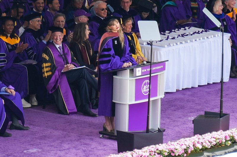 Taylor Swift at NYU Graduation Ceremony Class of 2022 — photo 147
