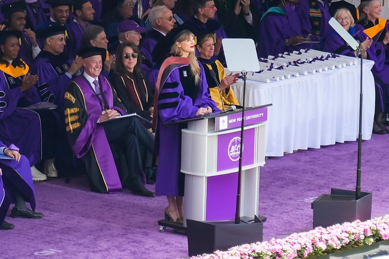 Taylor Swift at NYU Graduation Ceremony Class of 2022 — photo 148
