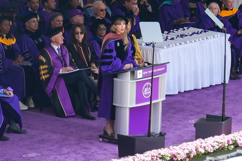 Taylor Swift at NYU Graduation Ceremony Class of 2022 — photo 149