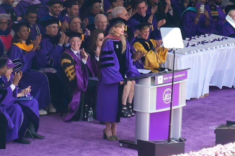 Taylor Swift at NYU Graduation Ceremony Class of 2022 — photo 150
