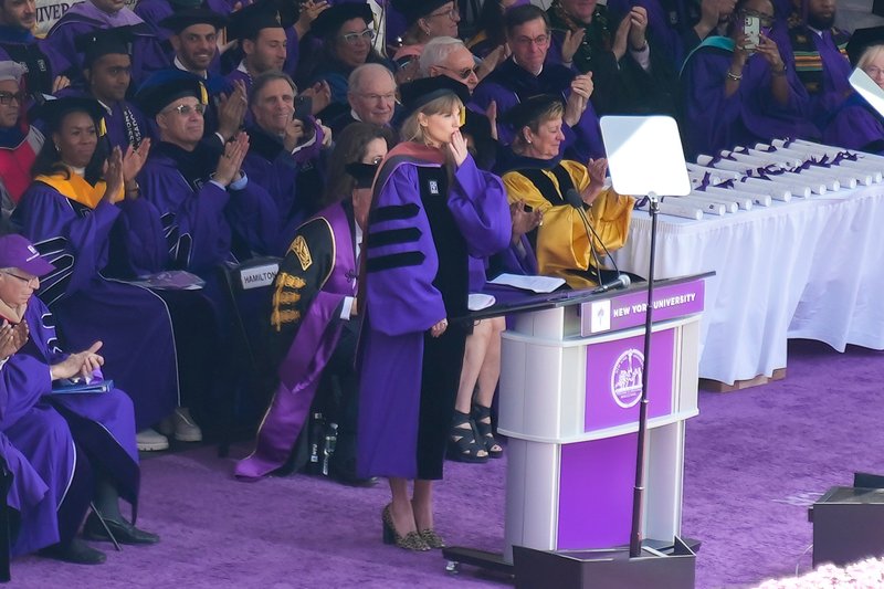 Taylor Swift at NYU Graduation Ceremony Class of 2022 — photo 151