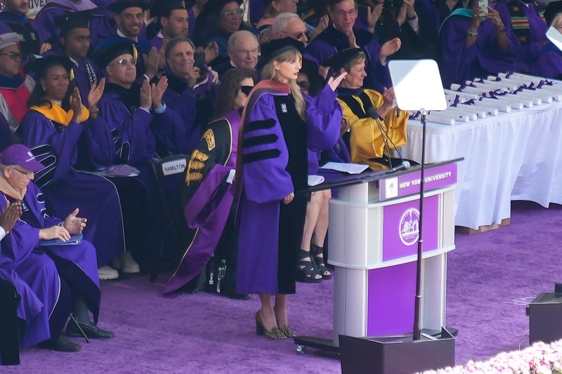 Taylor Swift at NYU Graduation Ceremony Class of 2022 — photo 152