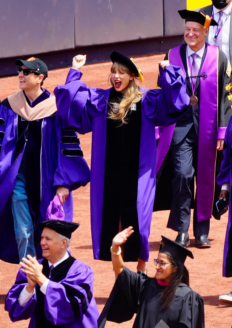 Taylor Swift at NYU Graduation Ceremony Class of 2022 — photo 153