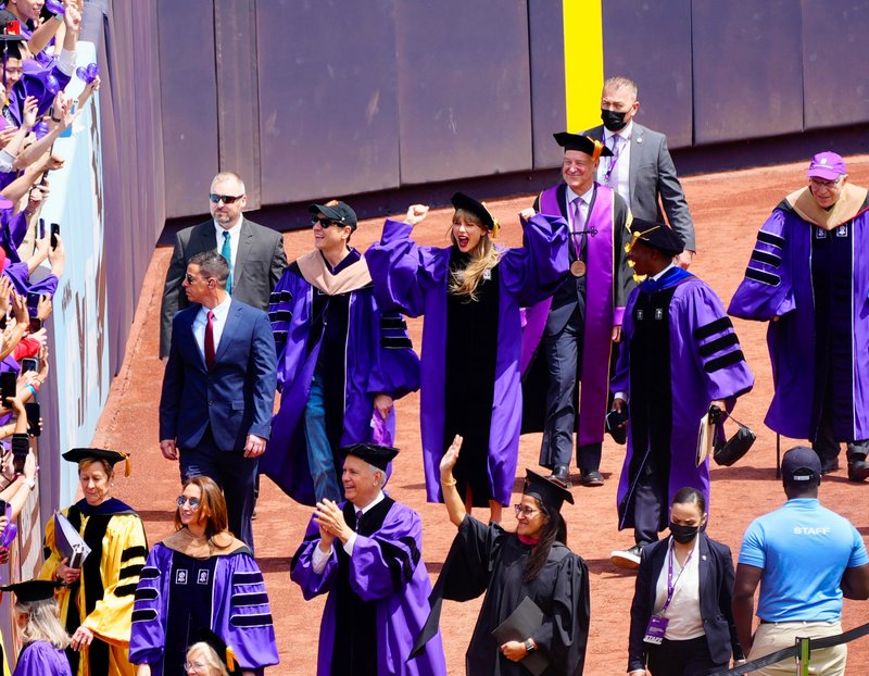 Taylor Swift at NYU Graduation Ceremony Class of 2022 — photo 154
