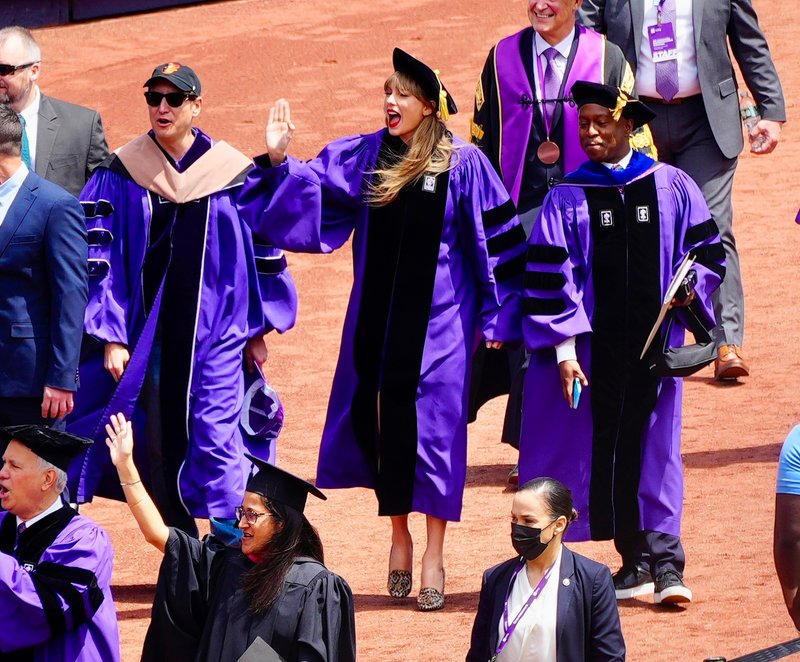 Taylor Swift at NYU Graduation Ceremony Class of 2022 — photo 155
