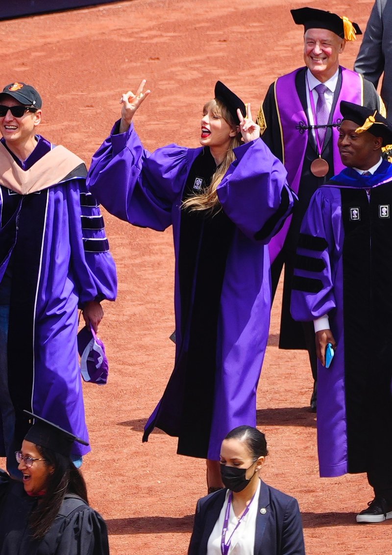 Taylor Swift at NYU Graduation Ceremony Class of 2022 — photo 156