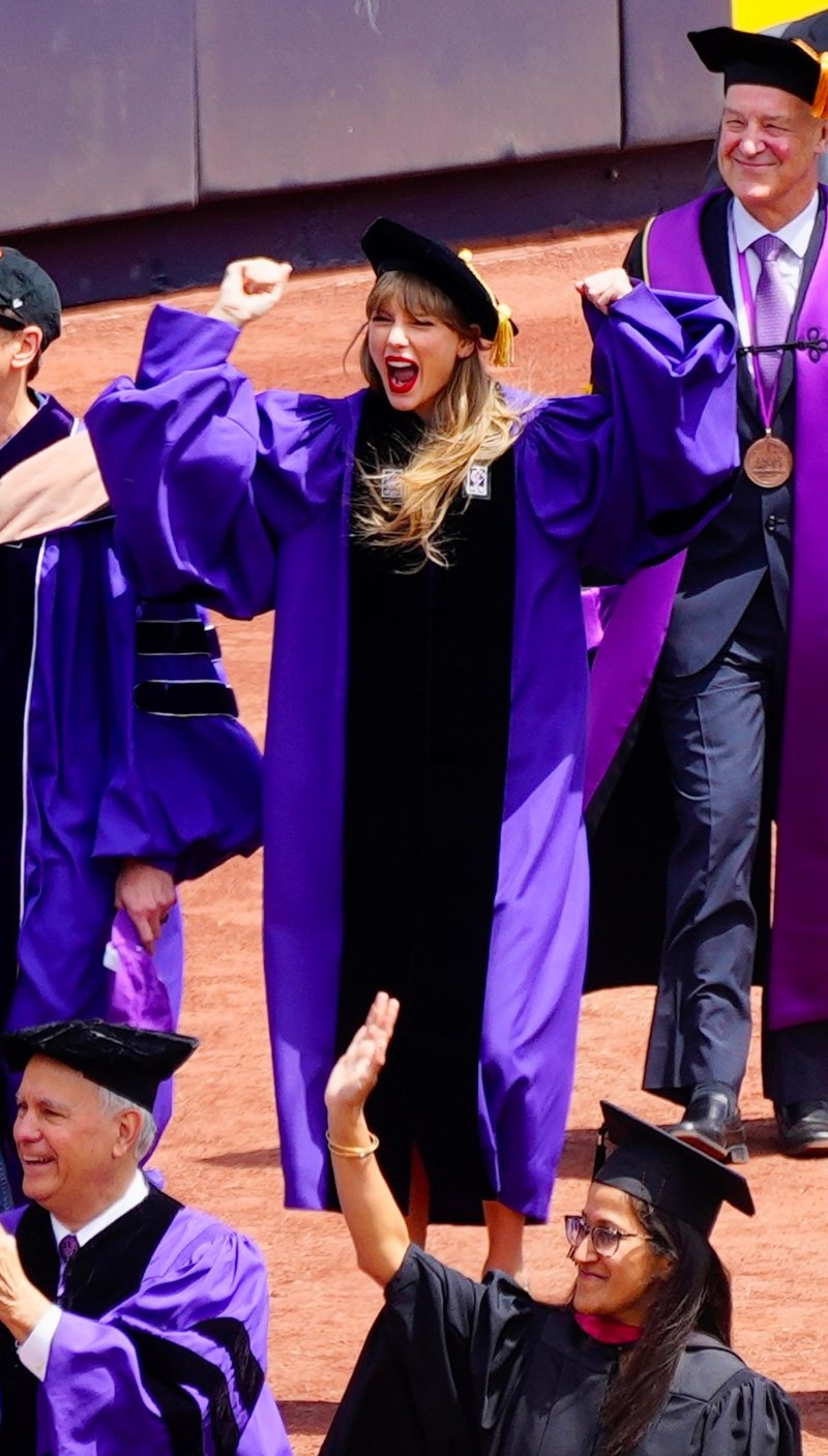 Taylor Swift at NYU Graduation Ceremony Class of 2022 — photo 157