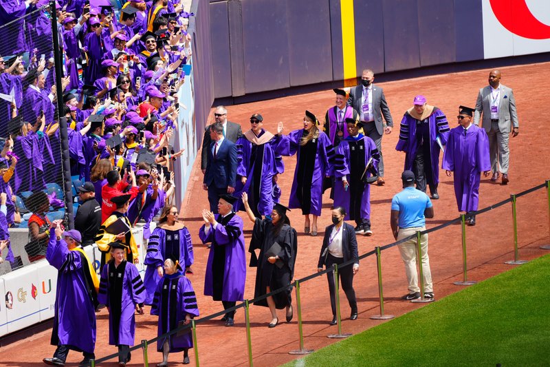 Taylor Swift at NYU Graduation Ceremony Class of 2022 — photo 158