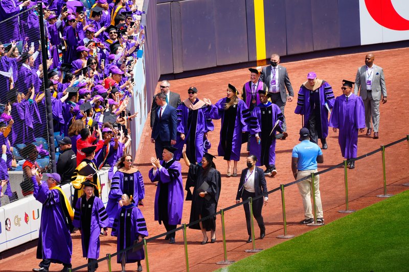 Taylor Swift at NYU Graduation Ceremony Class of 2022 — photo 159