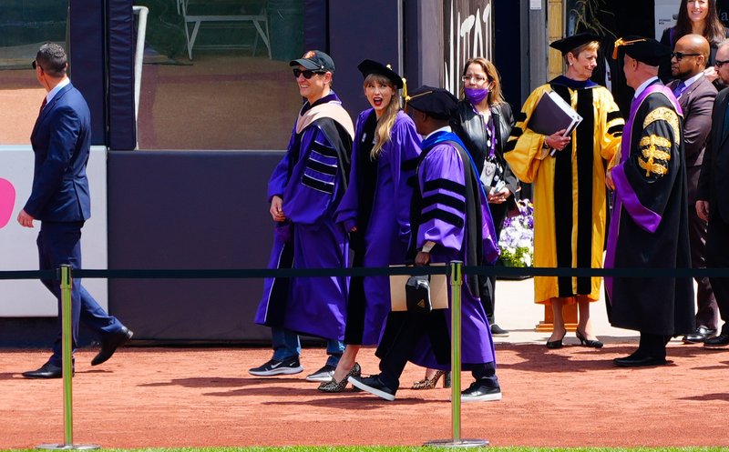 Taylor Swift at NYU Graduation Ceremony Class of 2022 — photo 160