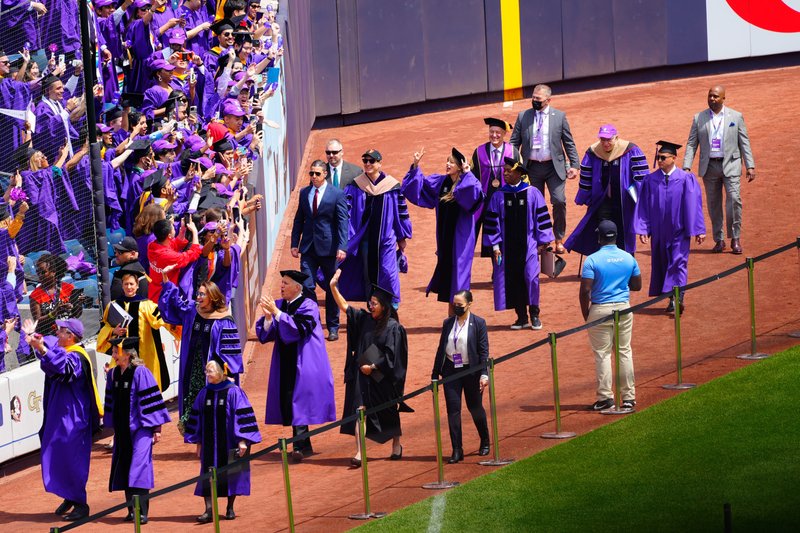 Taylor Swift at NYU Graduation Ceremony Class of 2022 — photo 161