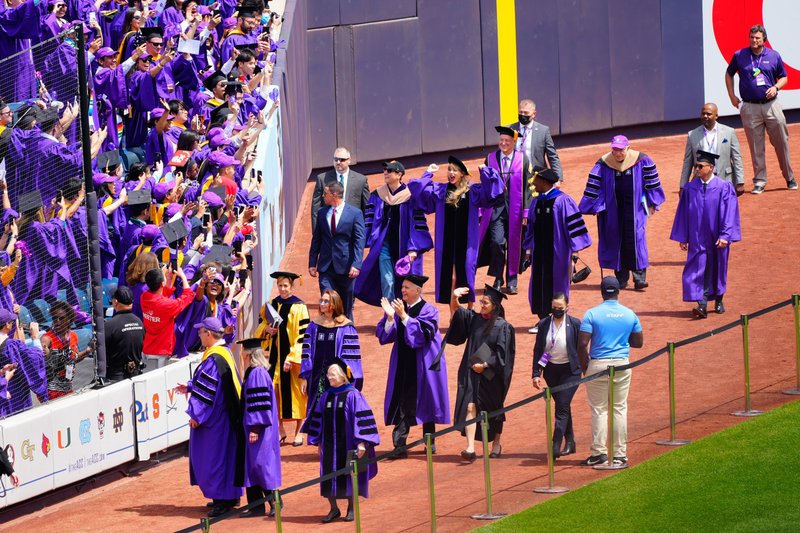 Taylor Swift at NYU Graduation Ceremony Class of 2022 — photo 162