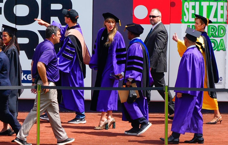 Taylor Swift at NYU Graduation Ceremony Class of 2022 — photo 163