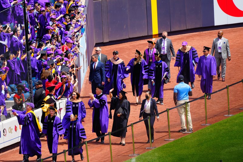 Taylor Swift at NYU Graduation Ceremony Class of 2022 — photo 164