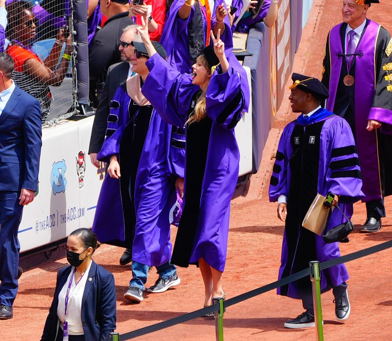 Taylor Swift at NYU Graduation Ceremony Class of 2022 — photo 165