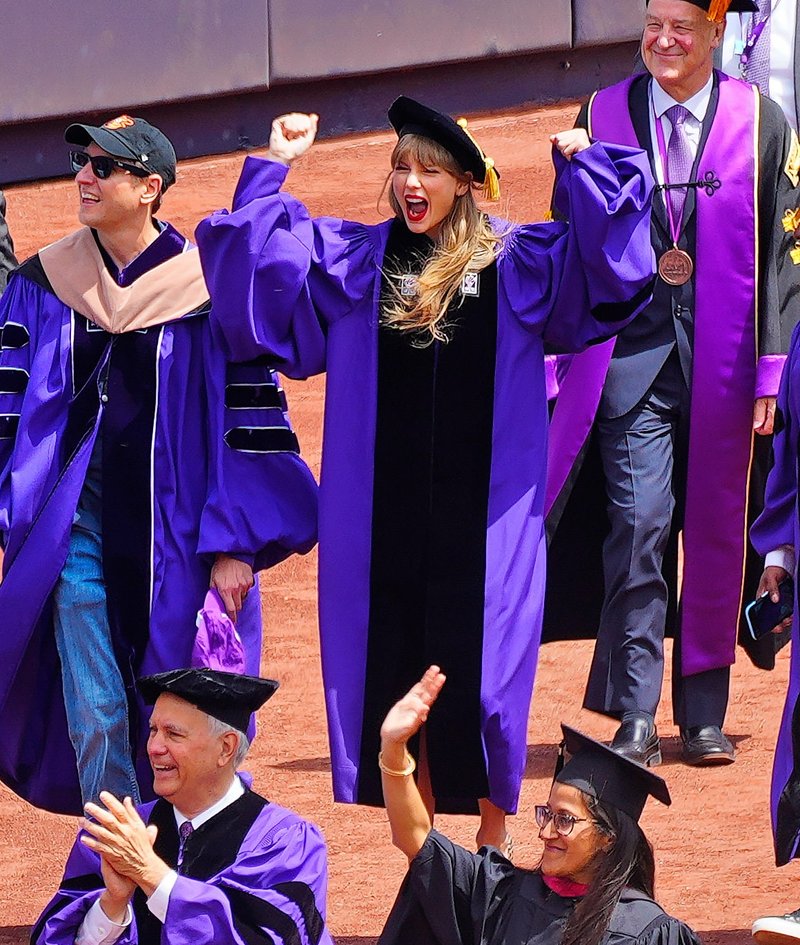 Taylor Swift at NYU Graduation Ceremony Class of 2022 — photo 166