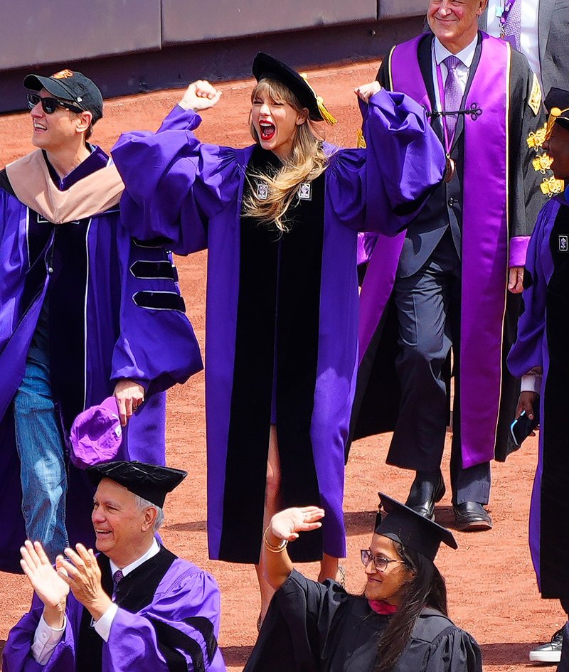 Taylor Swift at NYU Graduation Ceremony Class of 2022 — photo 167