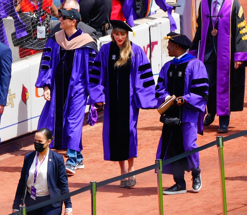 Taylor Swift at NYU Graduation Ceremony Class of 2022 — photo 168