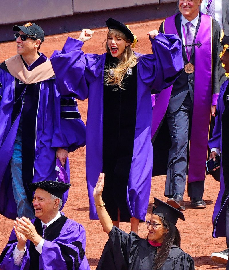 Taylor Swift at NYU Graduation Ceremony Class of 2022 — photo 169