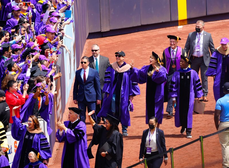 Taylor Swift at NYU Graduation Ceremony Class of 2022 — photo 170