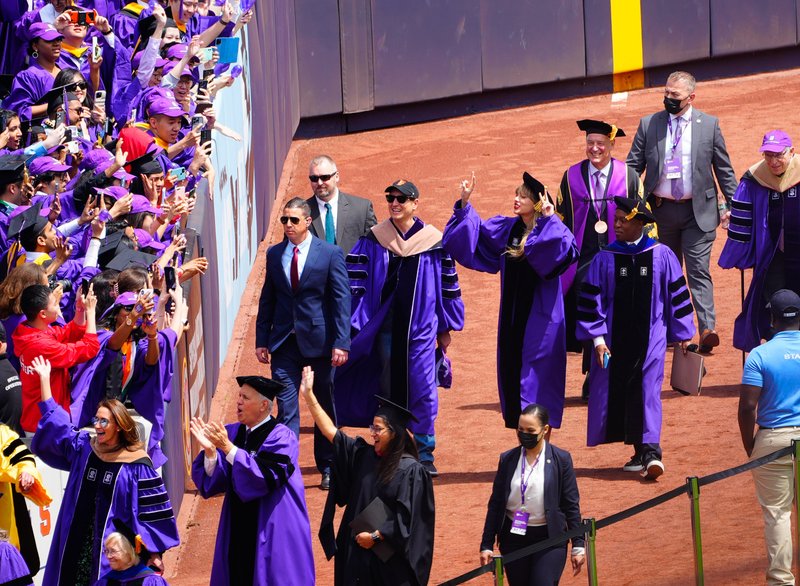 Taylor Swift at NYU Graduation Ceremony Class of 2022 — photo 171