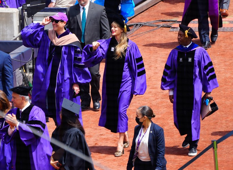 Taylor Swift at NYU Graduation Ceremony Class of 2022 — photo 172