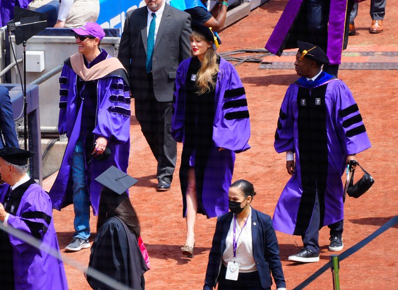 Taylor Swift at NYU Graduation Ceremony Class of 2022 — photo 173