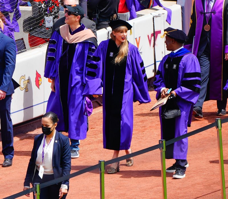 Taylor Swift at NYU Graduation Ceremony Class of 2022 — photo 174
