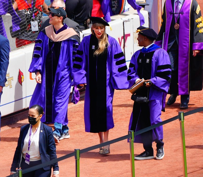 Taylor Swift at NYU Graduation Ceremony Class of 2022 — photo 175
