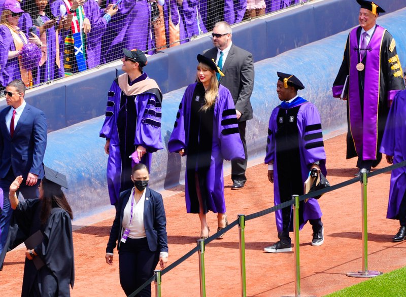Taylor Swift at NYU Graduation Ceremony Class of 2022 — photo 176